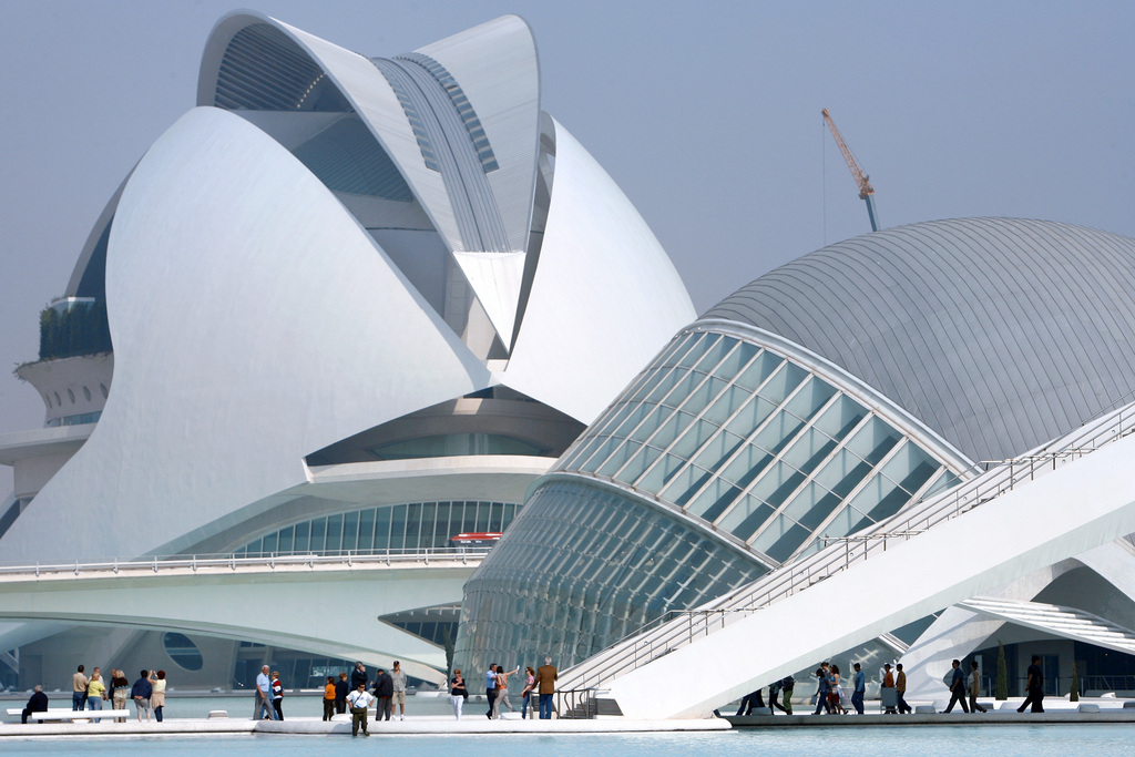 Die Oper und Konzerthalle Palau de les arts reina Sofia (Hintergrund) in der «Stadt der Künste und Wissenschaften» von Valencia. (Bild: Keystone)