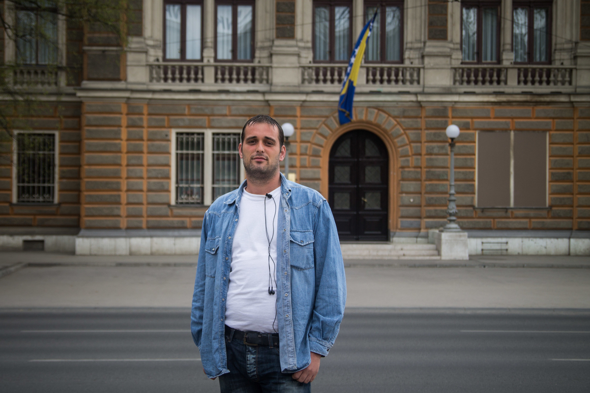 Teilnehmer des 12. Bürgerforums vor dem Präsidium in Sarajevo protestieren am 3. April 2014 gegen die Regierung. Svrdlin Vedran demonstriert seit dem 7.02 täglich vor dem Präsidium Bosnien-Herzegowinas / Bosnia-Herzegovina anti-government protests on Apri