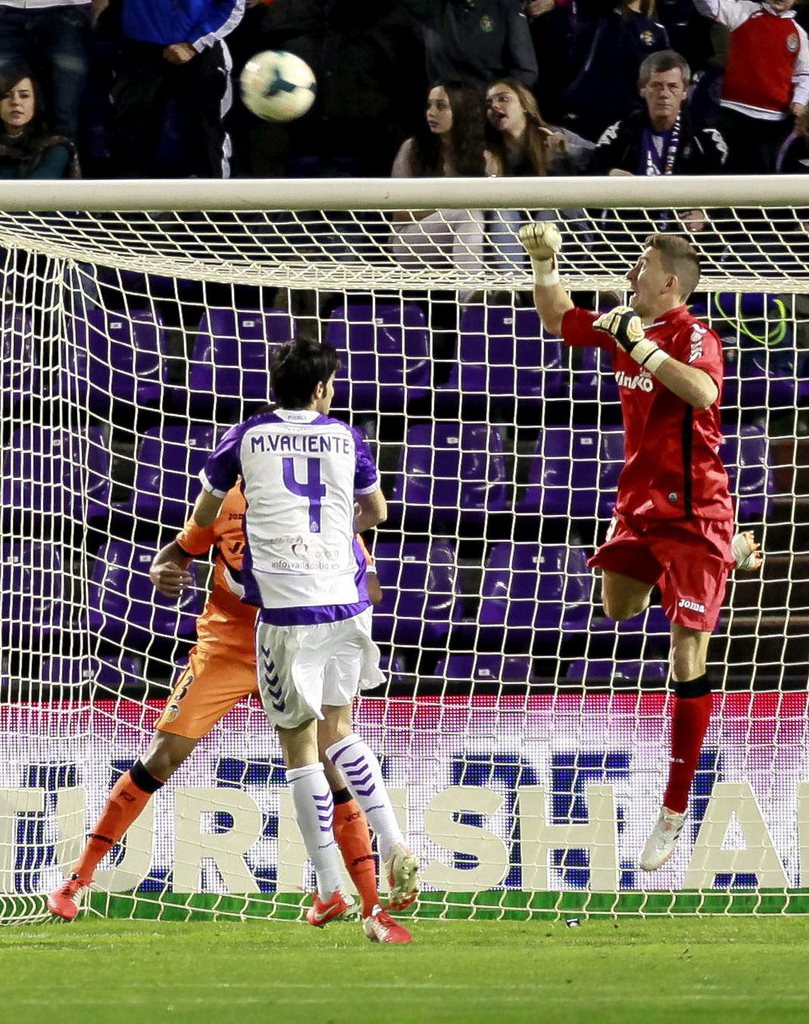 epa04157346 Valencia CF's goalkeeper Vicente Guaita (R) clears the ball during the Spanish Liga Primera Division soccer match between Valladolid and Valencia at Jose Zorrilla stadium in Valladolid, Spain, 06 April 2014.  EPA/R. Garcia