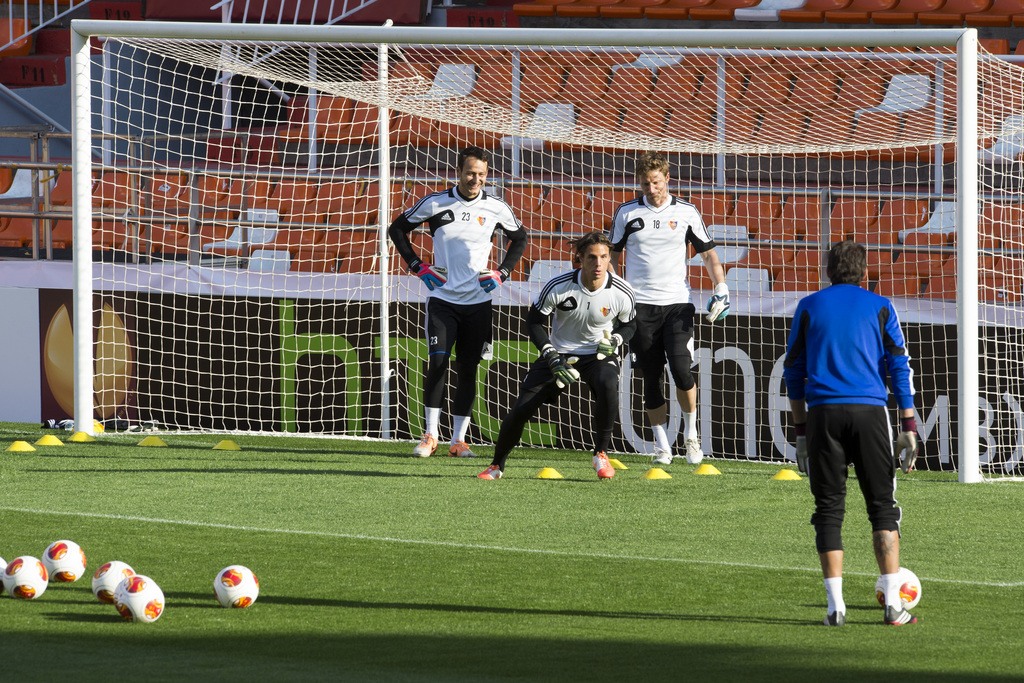 Yann Sommer am Mittwoch beim Abschlusstraining im Mestalla von Valencia. Dahinter Mirko Salvi und Germano Vailati, im Vordergrund Goalietrainer Massimo Colomba. (Bild: Keystone)