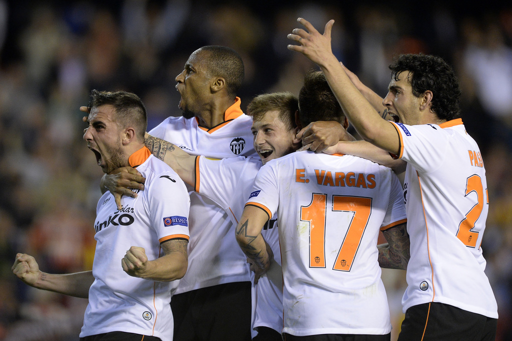 Die Basler Einflugschneisen weidlich ausgenutzt: Der Valencia CF mit dem Dreifach-Torschützen Paco Alcacer (links). (Bild: Keystone)