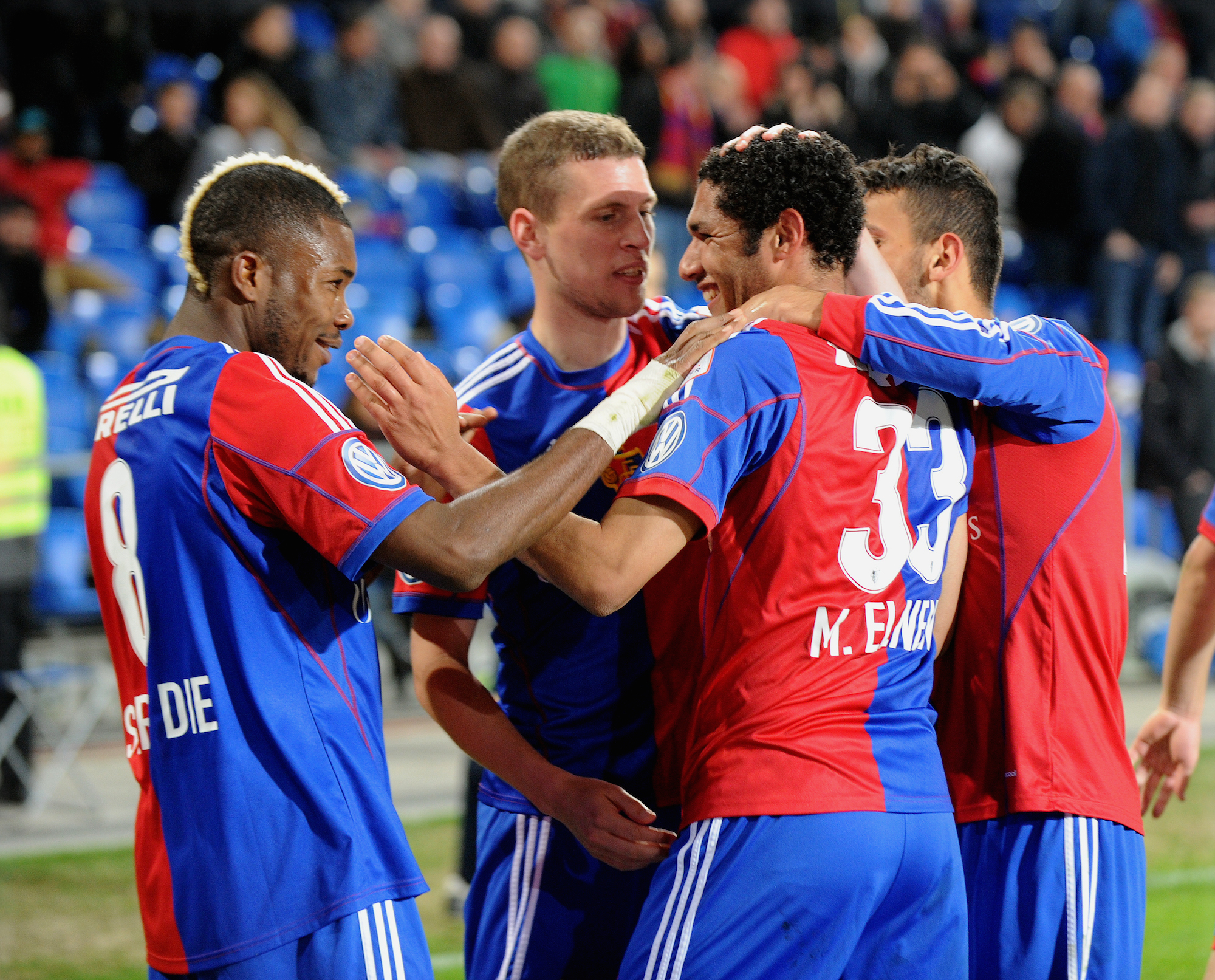 Gut gemacht: Mohamed Elneny (Zweiter von rechts) wird von Geoffroy Serey Die, Fabian Frei und Naser Aliji zu seinem ersten Treffer im FCB-Trikot beglückwünscht.