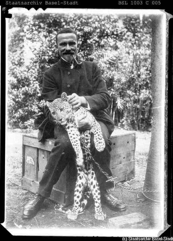 Adam David mit Leopard im Garten