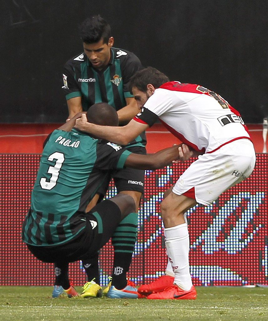 epa04174011 Rayo Vallecano's midfielder Roberto Trashorras (R) tries to comfort Betis' Brazilian defender Paulao Afonso Santos (L) after Paulao scored an own goal during their Spanish Liga's Primera Division match at Vallecas stadium in Madrid, central Sp