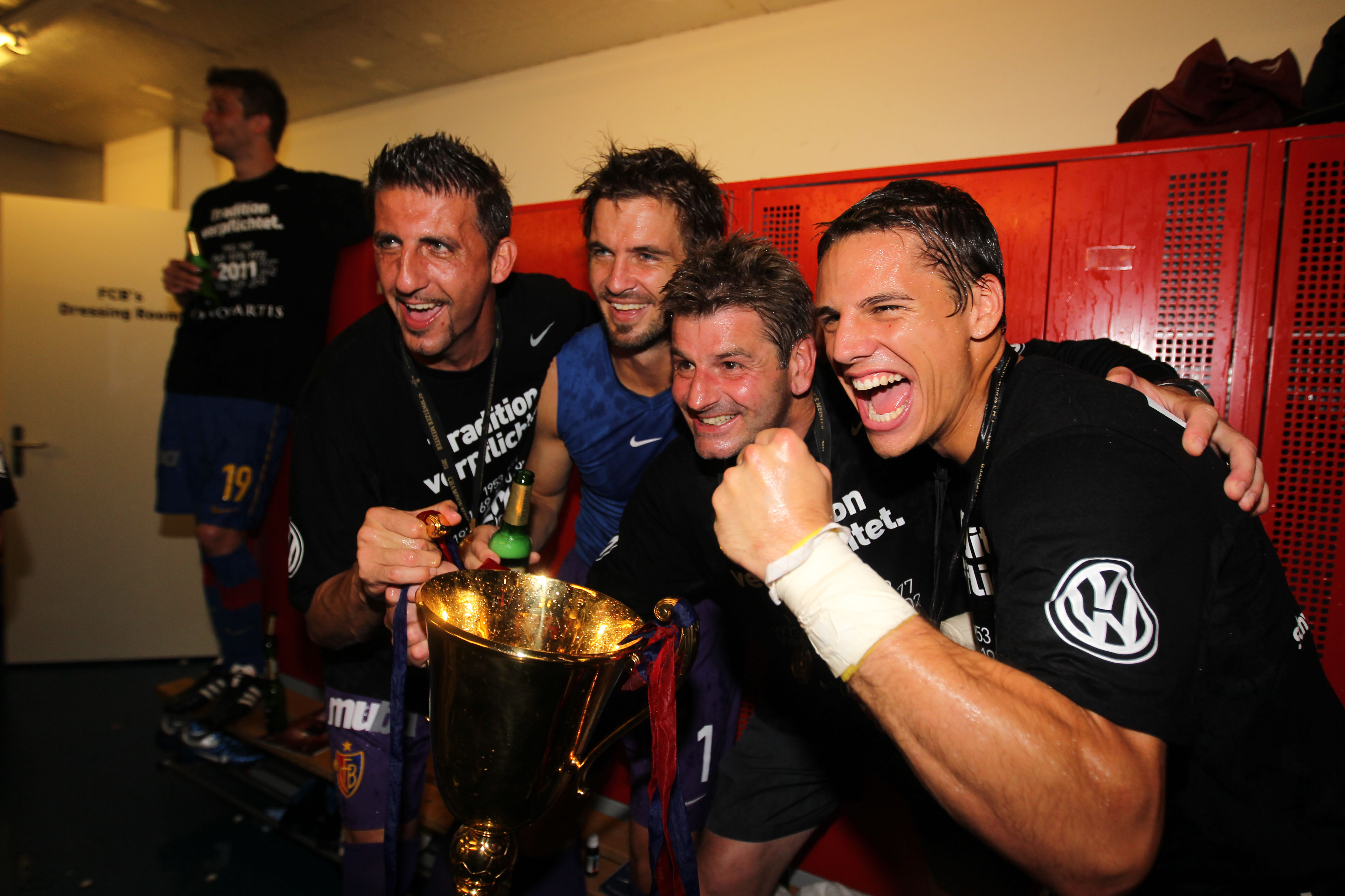 25.Mai.2011; Basel; Fussball Super League - FC Basel - FC Luzern; Schweizermeister FC Basel, Torhueter Massimo Colomba, Franco Costanzo, Torhuetertrainer Romain Crevoisier und Yann Sommer mit dem Pokal in der Kabine (Daniela Frutiger/freshfocus)