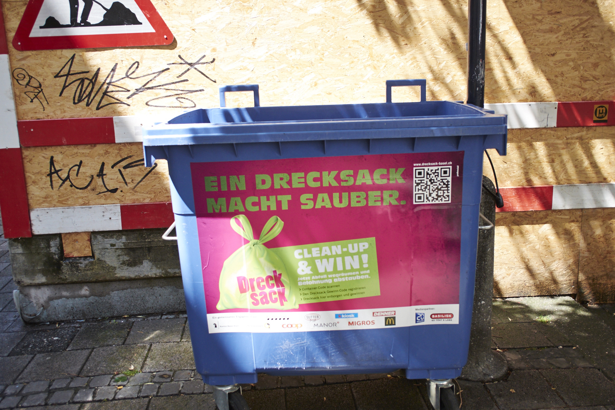 Das schwarzweiss gepixelte Quadrat oben rechts ist der QR-Code, den es mit einer speziellen App einzulesen gilt.