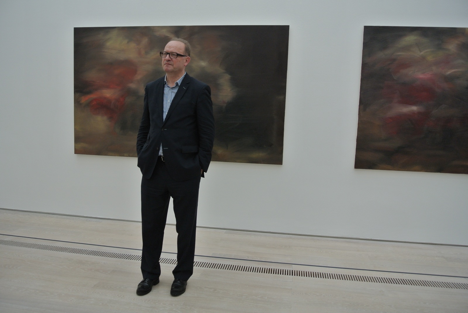 ... und vor zwei der vier Bilder, die «sein» Museum mit privater Hilfe erwerben konnte.