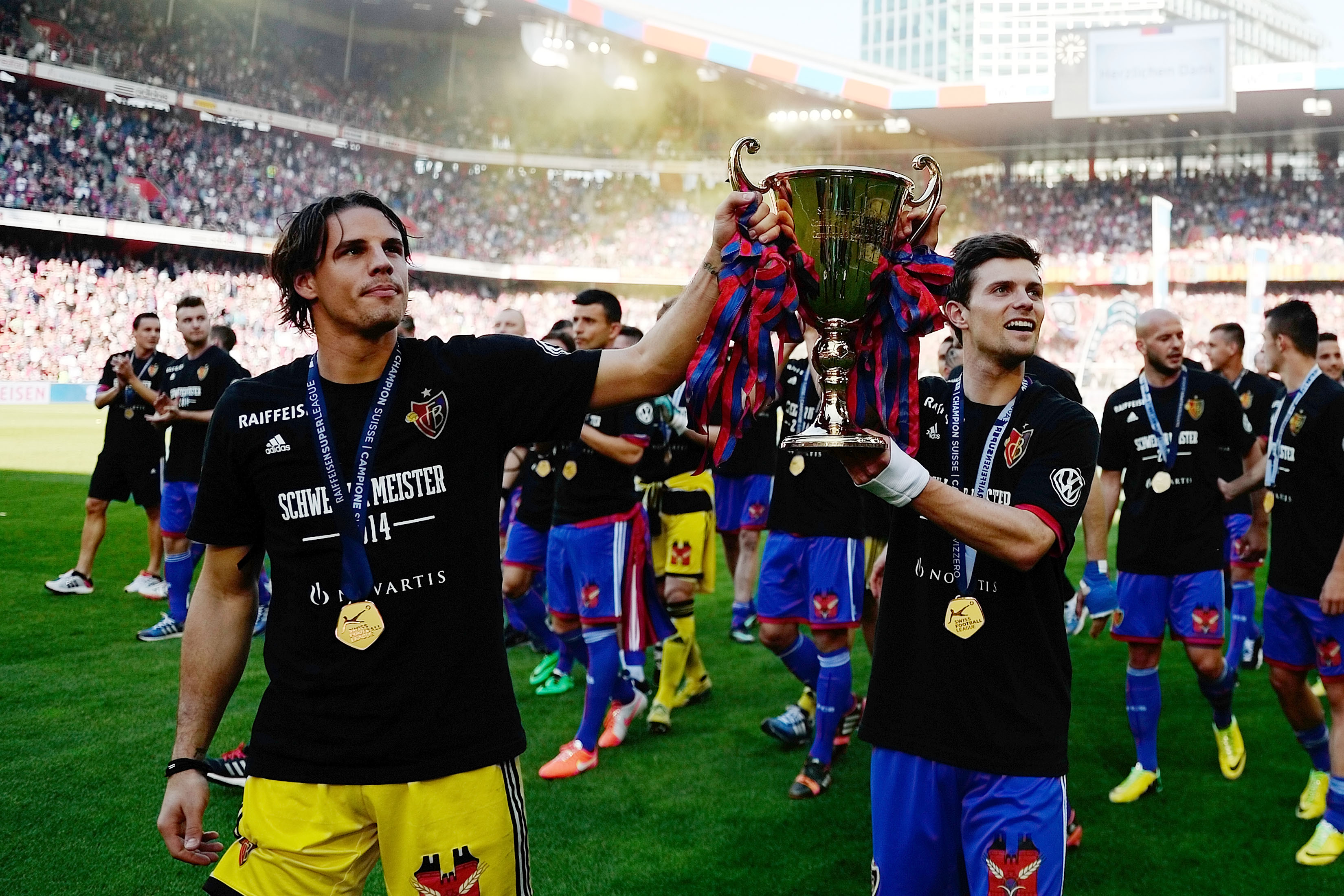 Zwei Meister treten ab: Yann Sommer (l.) und Valentin Stocker auf der Ehrenrunde.