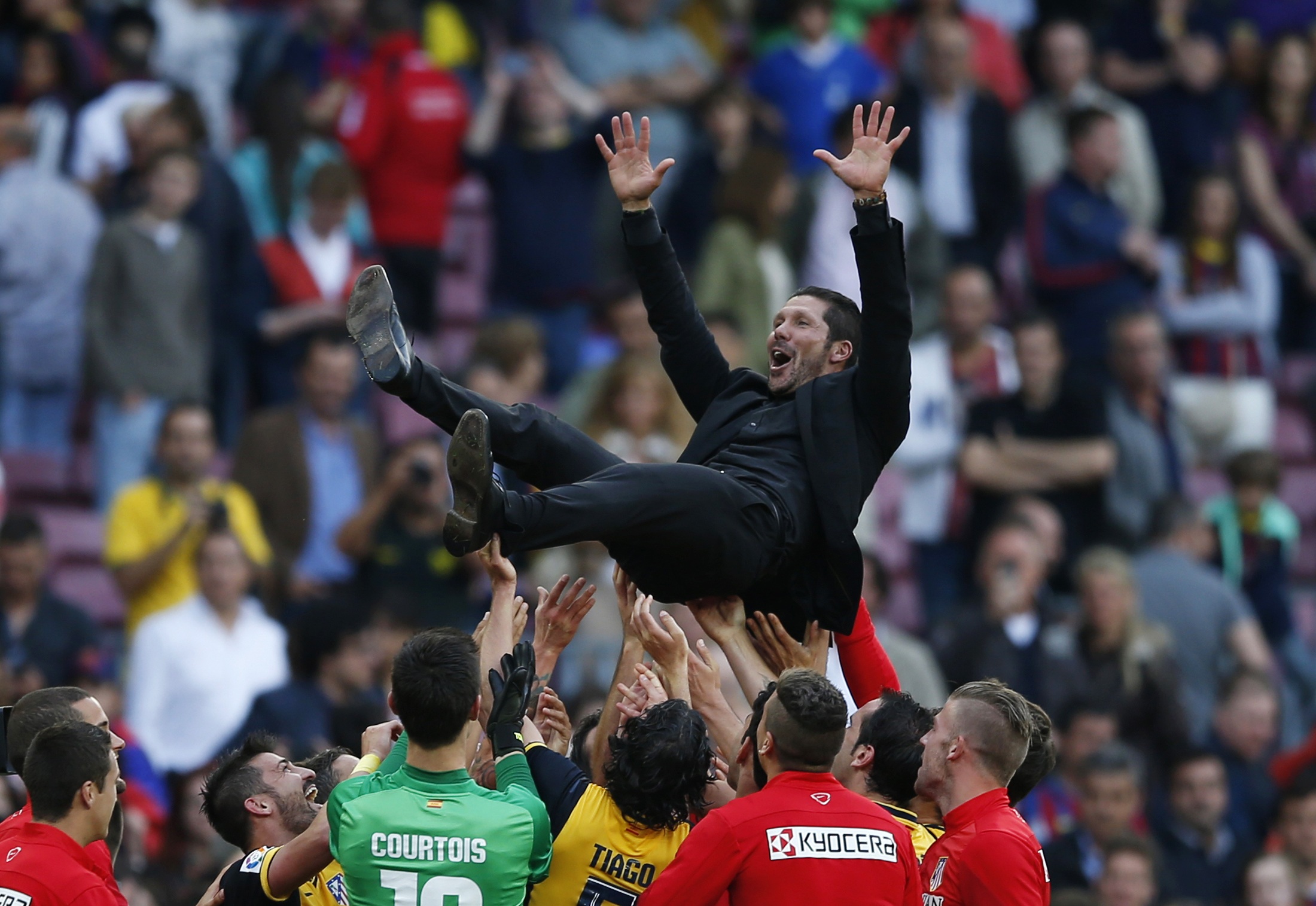 Atletico Madrid's coach Diego Simeone celebrates with players after winning the Spanish first division title following their soccer match against Barcelona at Camp Nou stadium in Barcelona May 17, 2014. REUTERS/Marcelo del Pozo (SPAIN - Tags: SPORT SOCCER