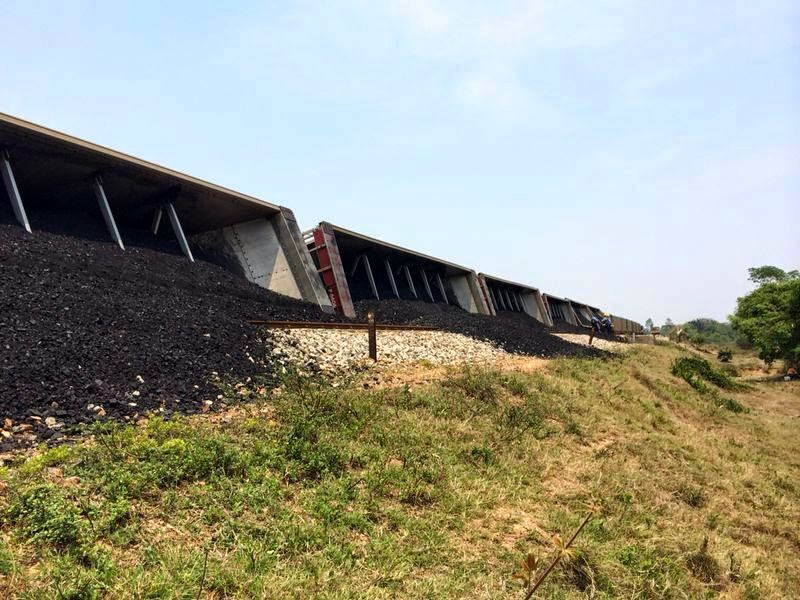 In schier endlosen Waggonreihen wird die Kohle bis ans Meer transportiert