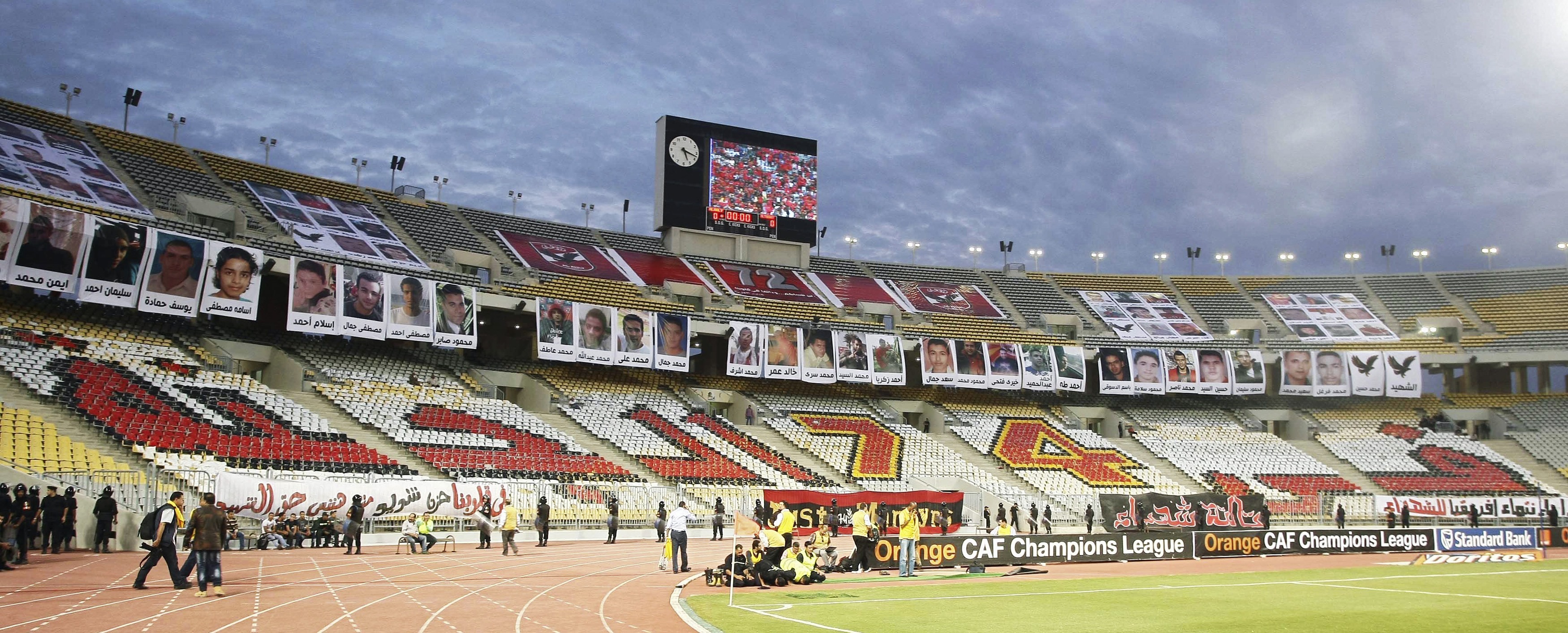 74 Märtyrer ehren die Ahlawy im ansonsten leeren Stadion in Kairo, weil sie zu den 72 Toten von Port Said noch zwei hinzuzählen, die während der Revolution ums Leben gekommen sind.