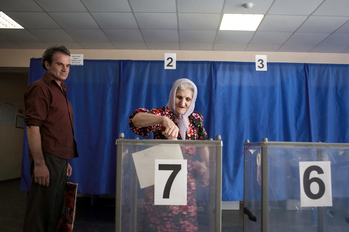 Eines der wenigen offenen Wahllokale im Osten der Ukraine in Krasnoarmeisk, einem Dorf in der Nähe von Donezk.
