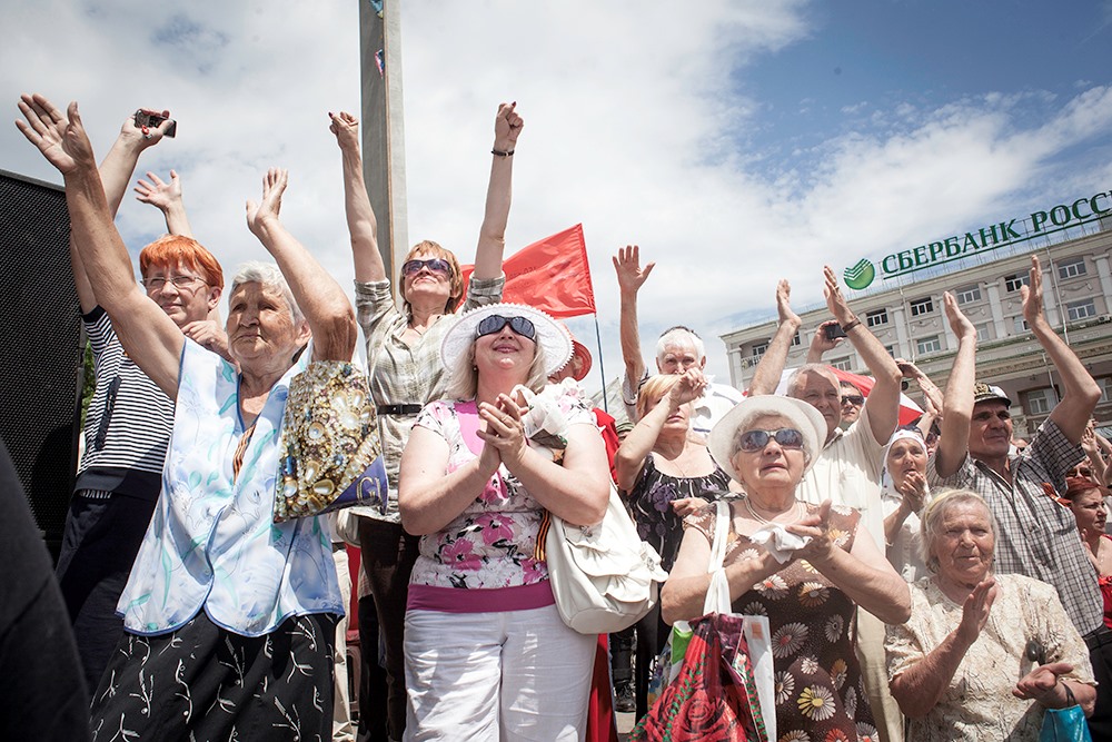 Mehrere tausend Menschen protestieren in Donezk auf dem Lenin-Platz gegen die Präsidentschaftswahl.