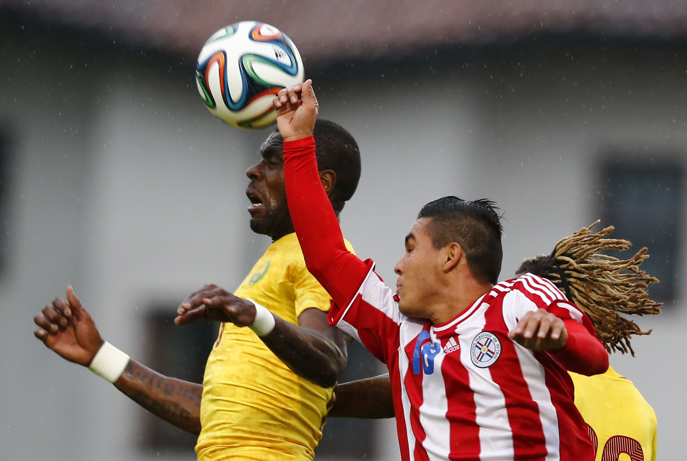 Testspiel-Niederlage: Kamerun mit Mohamadou Idrissou gegen Paraguay und Derlis Gonzalez, der gerade vom FC Basel verpflichtet wurde. (Bild: Reuters)