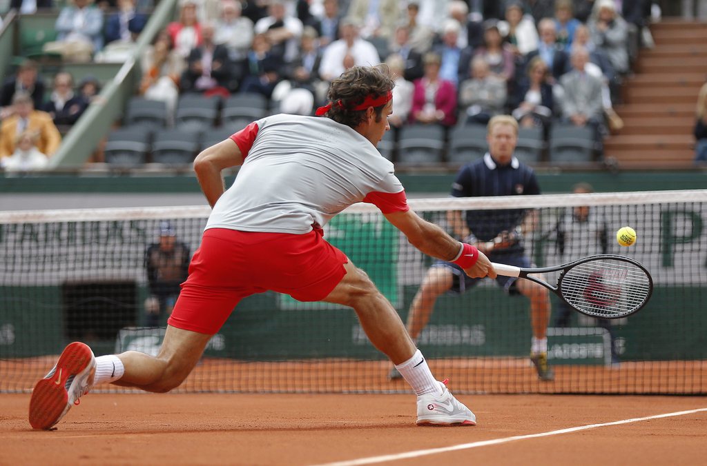 epa04232288 Roger Federer of Switzerland in action against Dmitry Tursunov of Russia during their third round match for the French Open tennis tournament at Roland Garros in Paris, France, 30 May 2014. EPA/ETIENNE LAURENT