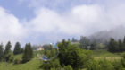 Durch eine Seifenblase sieht man ein Haus, aufgenommen am 7. Juli 2013 auf dem Rigi. (KEYSTONE/Gaetan Bally)