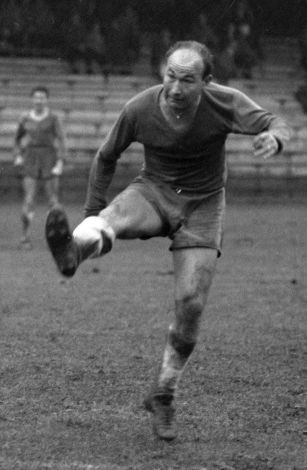 Wie die Fans ihn liebten: «Goldfüsschen» Josef (Seppe) Hügi im FCB-Dress, voll konzentriert, von Kampfspuren gezeichnet, in klassischer Schussposition 1960.
