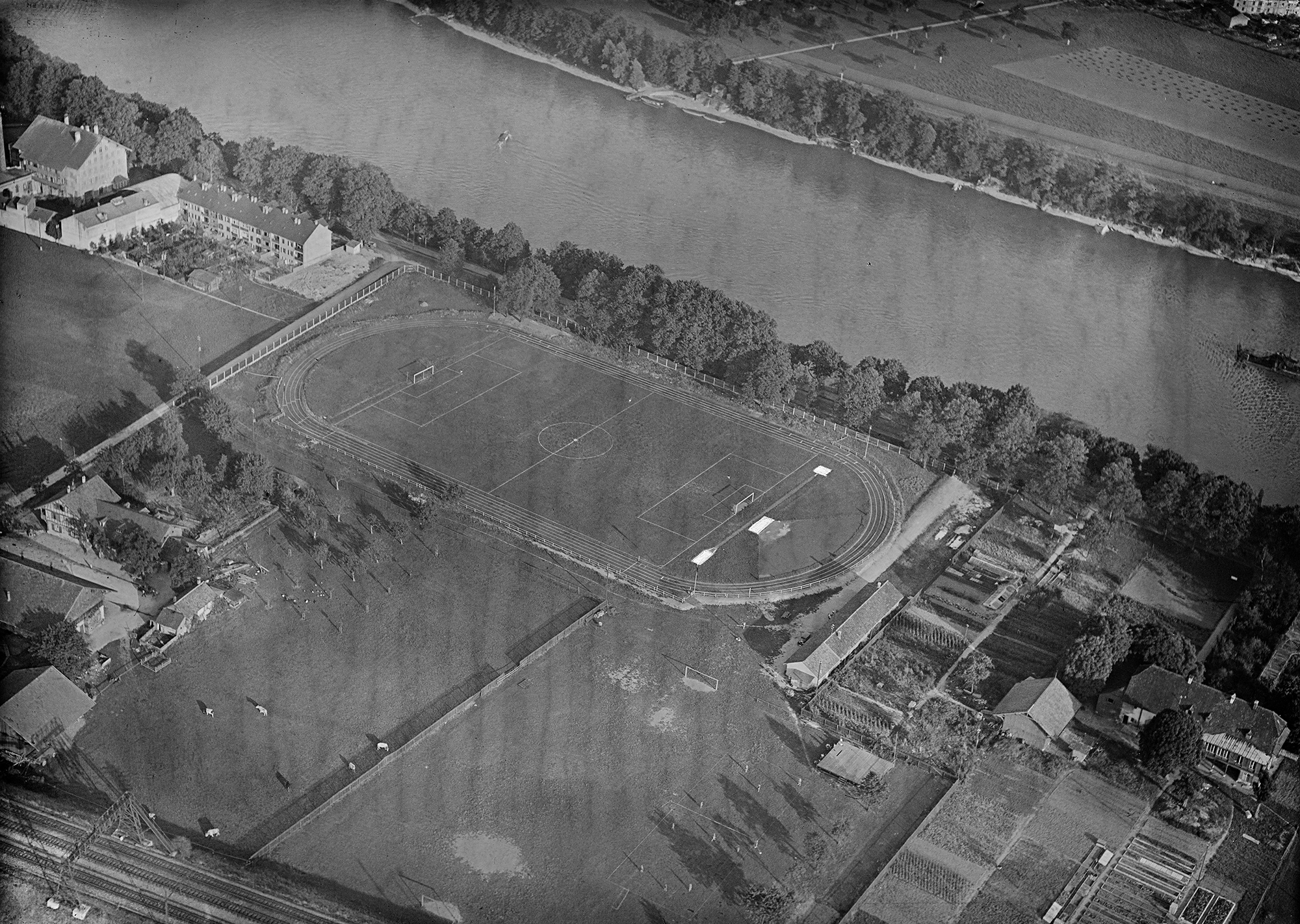 Eine Luftaufnahme des Sportplatzes Satusgrund aus dem Jahr 1933, aufgenommen während eines Flugs der Gesellschaft Balair.