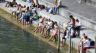 Die meisten gehen noch nicht aufs Ganze – und spitzeln erst mal die Zehen im Wasser.
