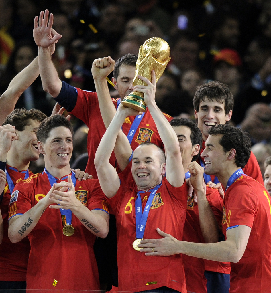 Die drei letzten grossen Turniere gingen an Tici-Taca-Spanien – hier Andres Iniesta mit dem Weltpokal nach dem Final am 11. Juli 2010 in Johannesburg.
