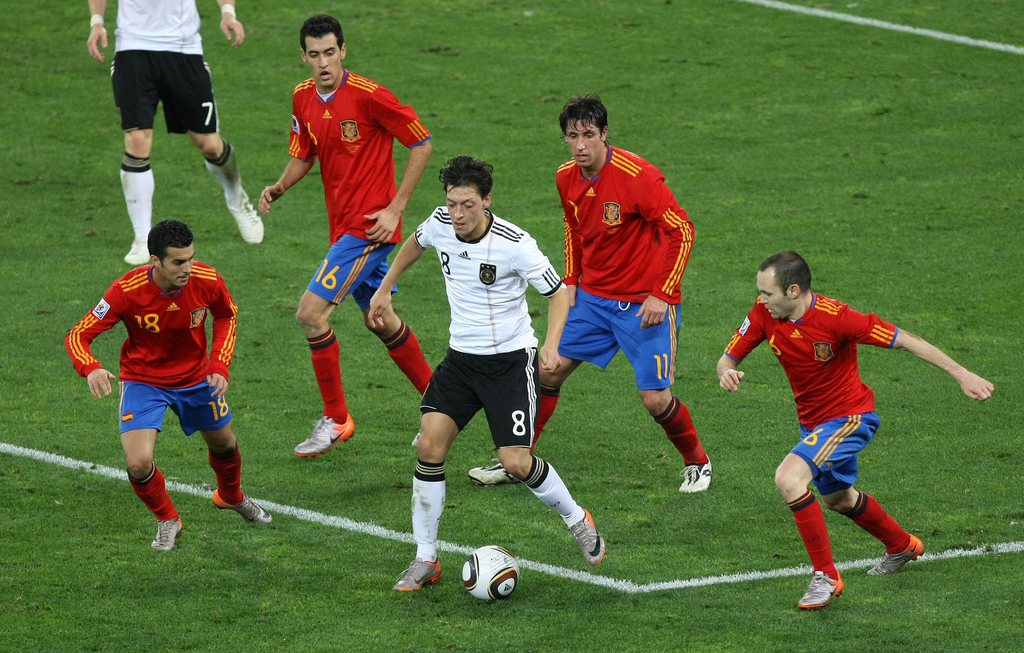 Auch das ist ein Geheimnis des spanischen Fussballs: der Versuch der direkten Rückeroberung des Balls. Hier Pedro, Sergio Busquets, Joan Capdevilla und Andres Iniesta gegen Mesut Özil im WM-Halbfinal 2010.