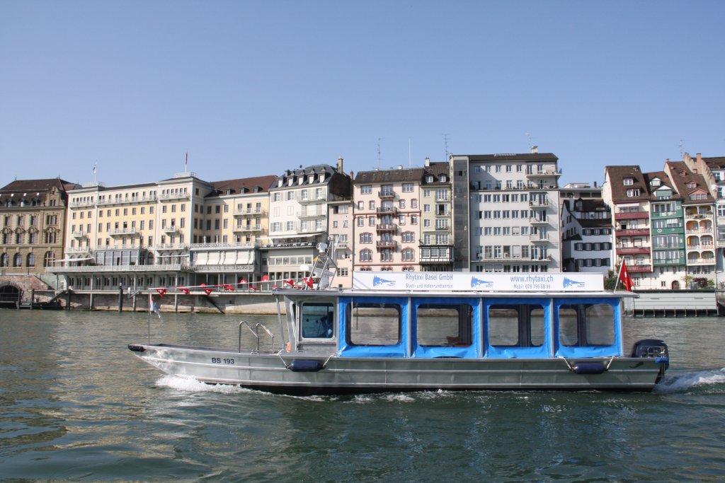 Das Rhytaxi bietet Ausflüge auf dem Rheinvon Frankreich bis Breisach an.