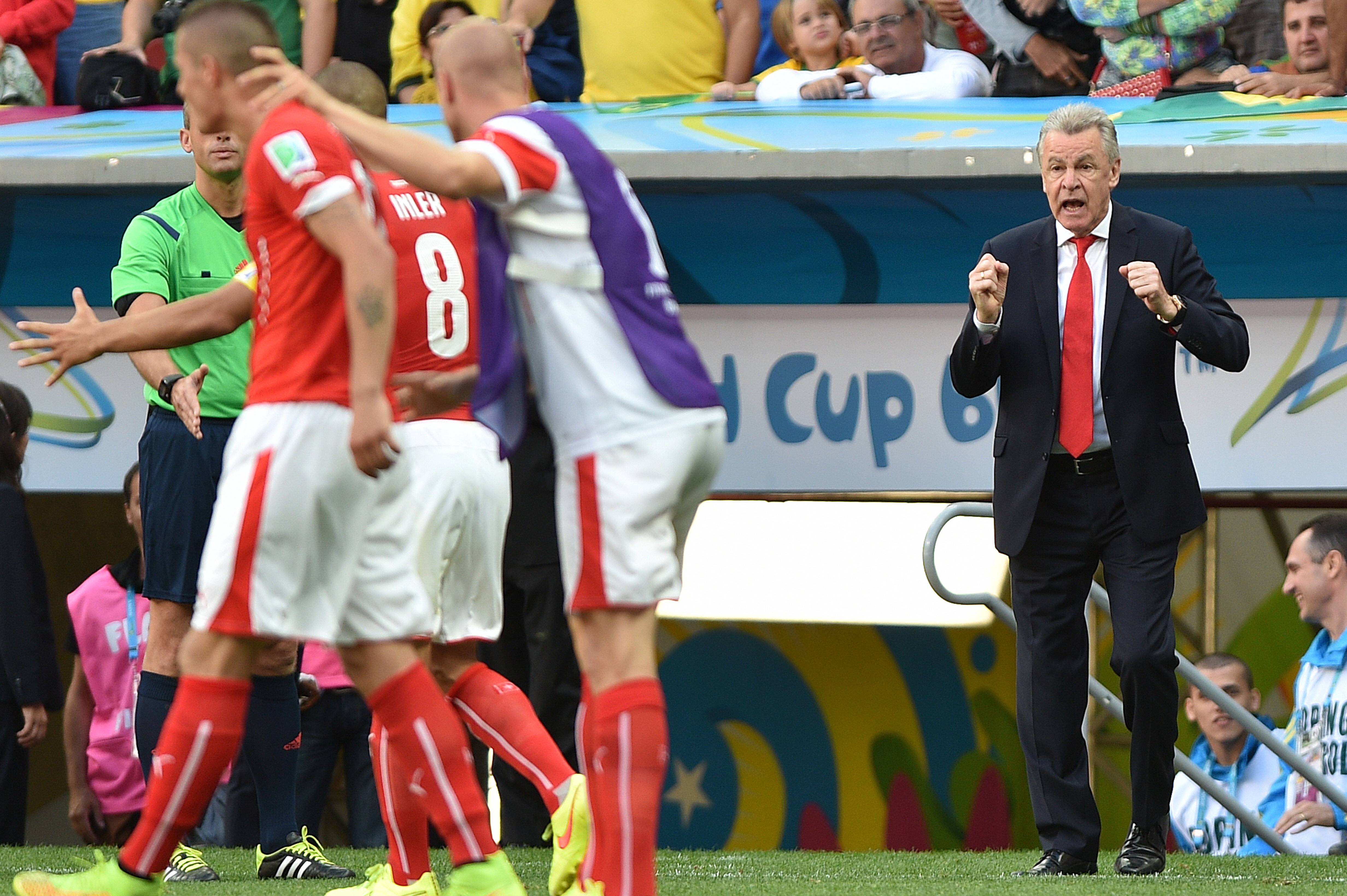 So sieht es aus, wenn Ottmar Hitzfeld «beinahe explodiert», wie der Nationaltrainer sein Seelenleben kurz vor Schluss beschreibt.