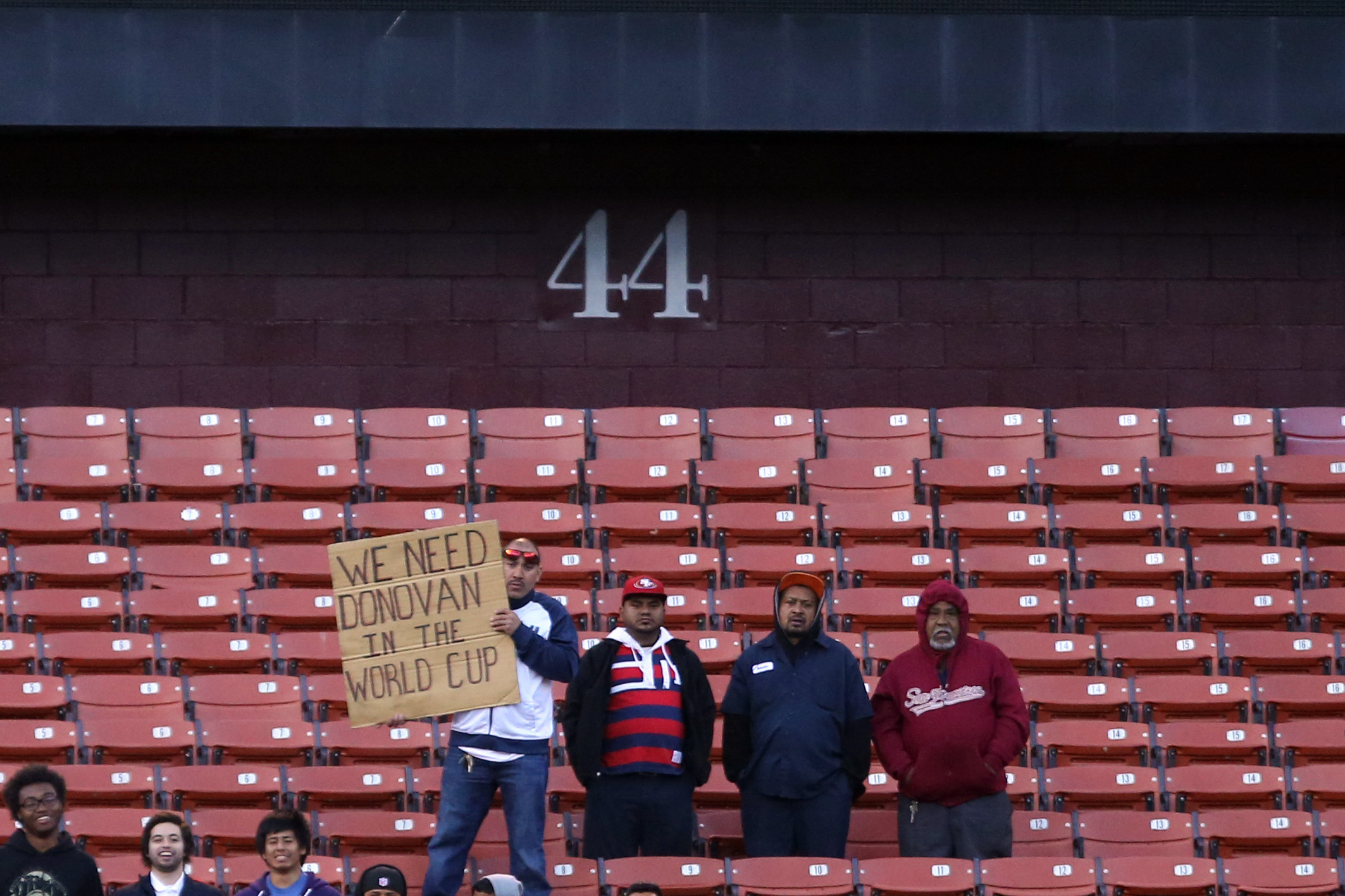 Diese USA-Fans sind leicht anderer Meinung als Nationaltrainer Jürgen Klinsmann. Sie hätten Landon Donovan gerne an der WM gesehen.