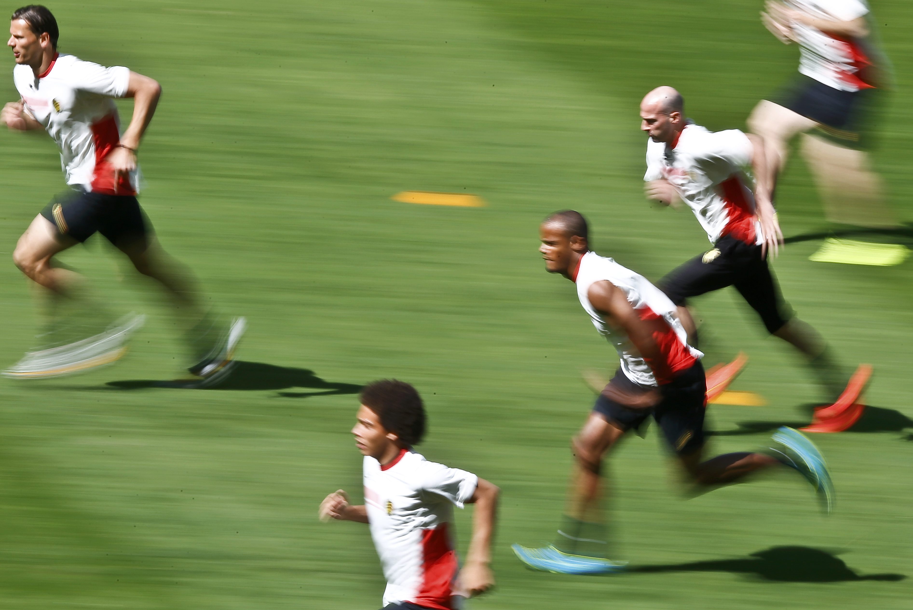 (L-R) Belgium's Daniel van Buyten, Axel Witsel, Vincent Kompany and Laurent Ciman run during a training session in Belo Horizonte June 16, 2014. Belgium will face Algeria in their first 2014 World Cup Group H soccer match on June 17. REUTERS/Dominic Ebenb