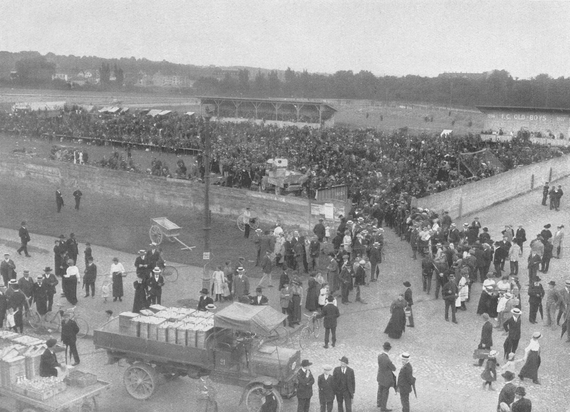 Viele der gegen Süden reisenden Italienern mussten mehrere Tage auf ihren Weitertransport warten, die Regierung richtete auf provisorische Unterkünfte und Suppenküchen ein. Hier auf der Margarethenwiese.