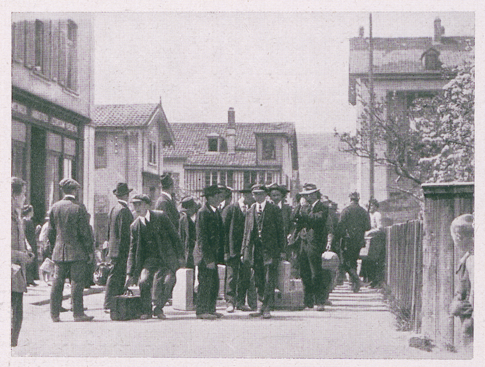 Deutsche Stellungspflichtige warten an der Grenze nach Lörrach auf ihren Einzug in den Krieg.