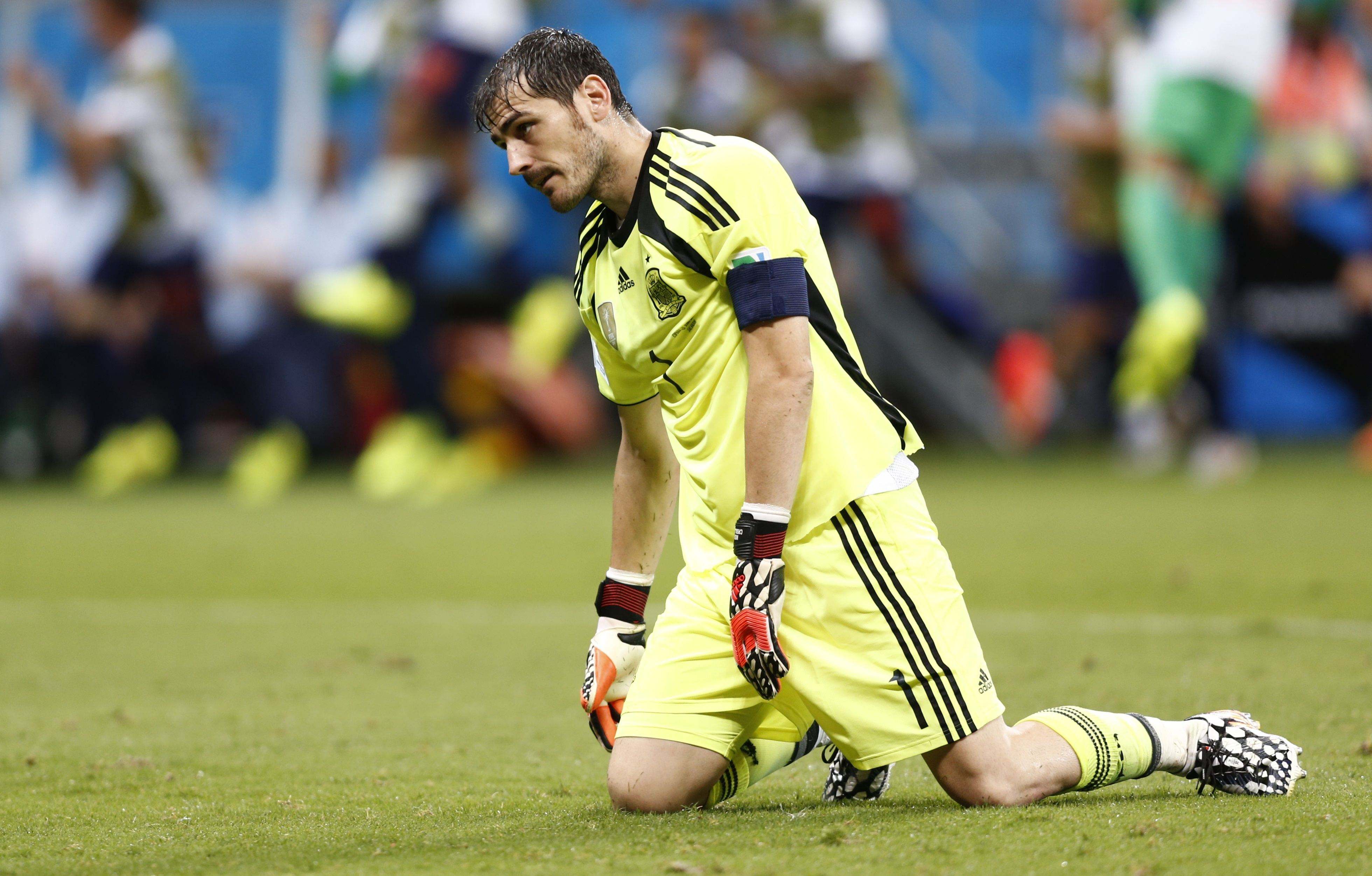 Spain's goalkeeper  Iker Casillas reacts after a goal by Netherlands during their  2014 World Cup Group B soccer match at the Fonte Nova arena in Salvador June 13,2014. REUTERS/Marcos Brindicci (BRAZIL - Tags: SPORT SOCCER WORLD CUP TPX IMAGES OF THE DAY)
