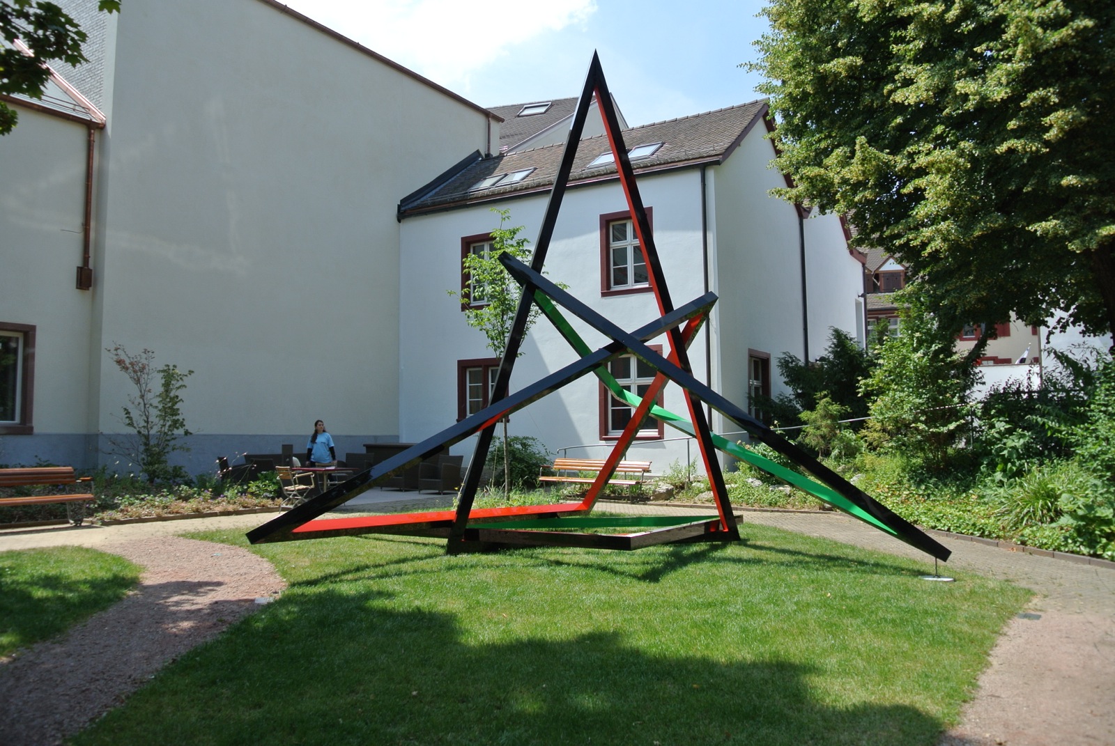 «This ans This and This» von Eva Rothschild