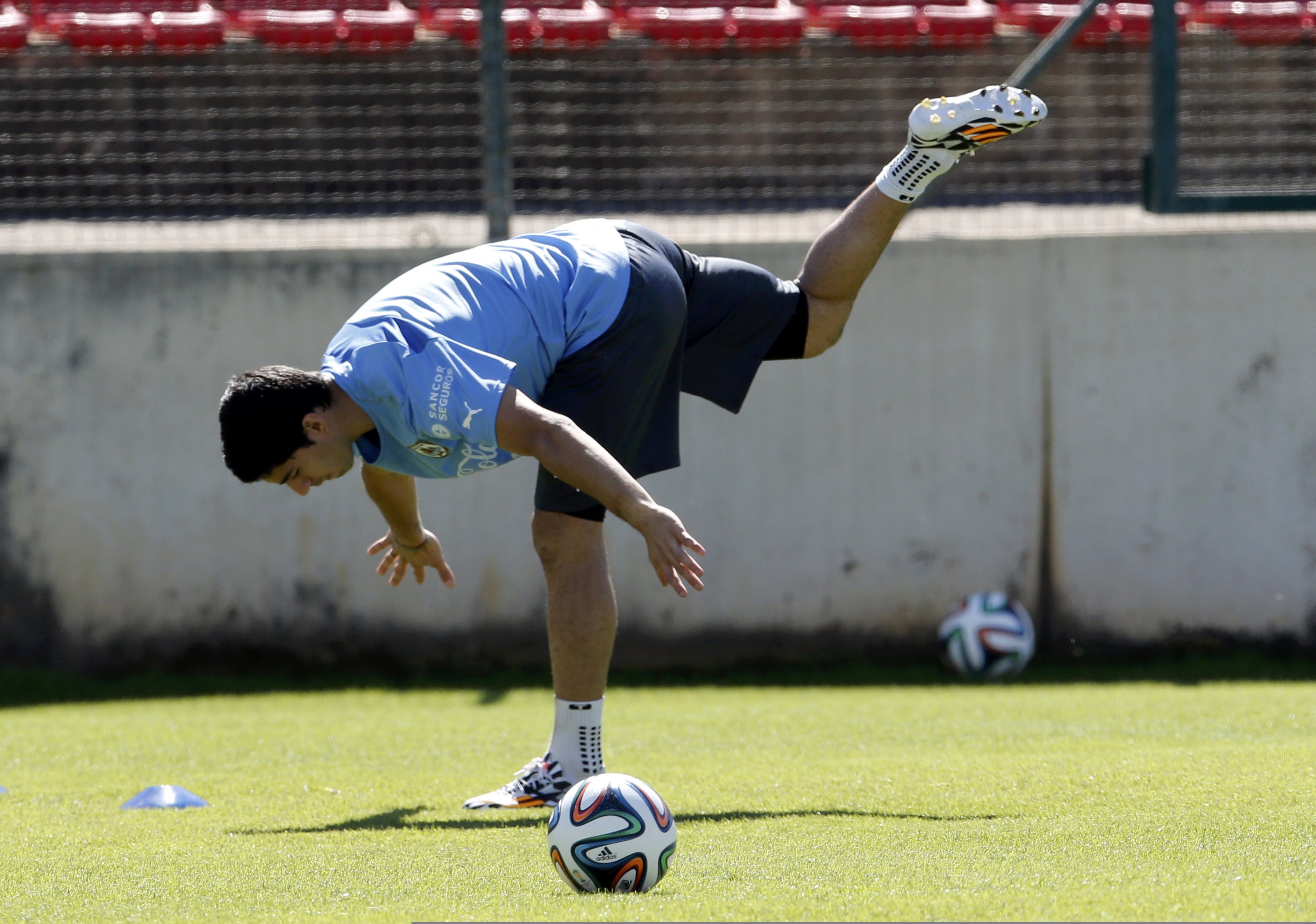 Na also, hält doch. Oder war es das andere Knie. Luis Suarez trainiert in Sete Lagoas.