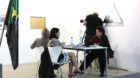 Die Galeria Strina aus São Paolo macht nicht viel Aufhebens um Möbel und bedient sich des Messestandartprogramms: Bürotisc