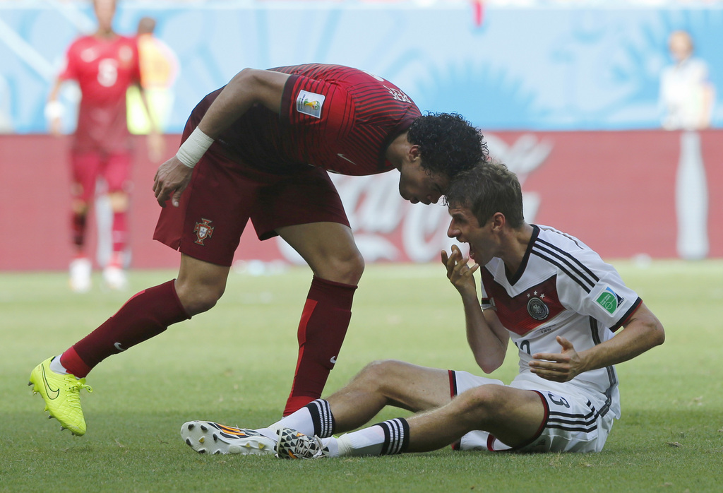 Thomas Müller (r.) in liebevoller Diskussion mit Portugals Pepe.