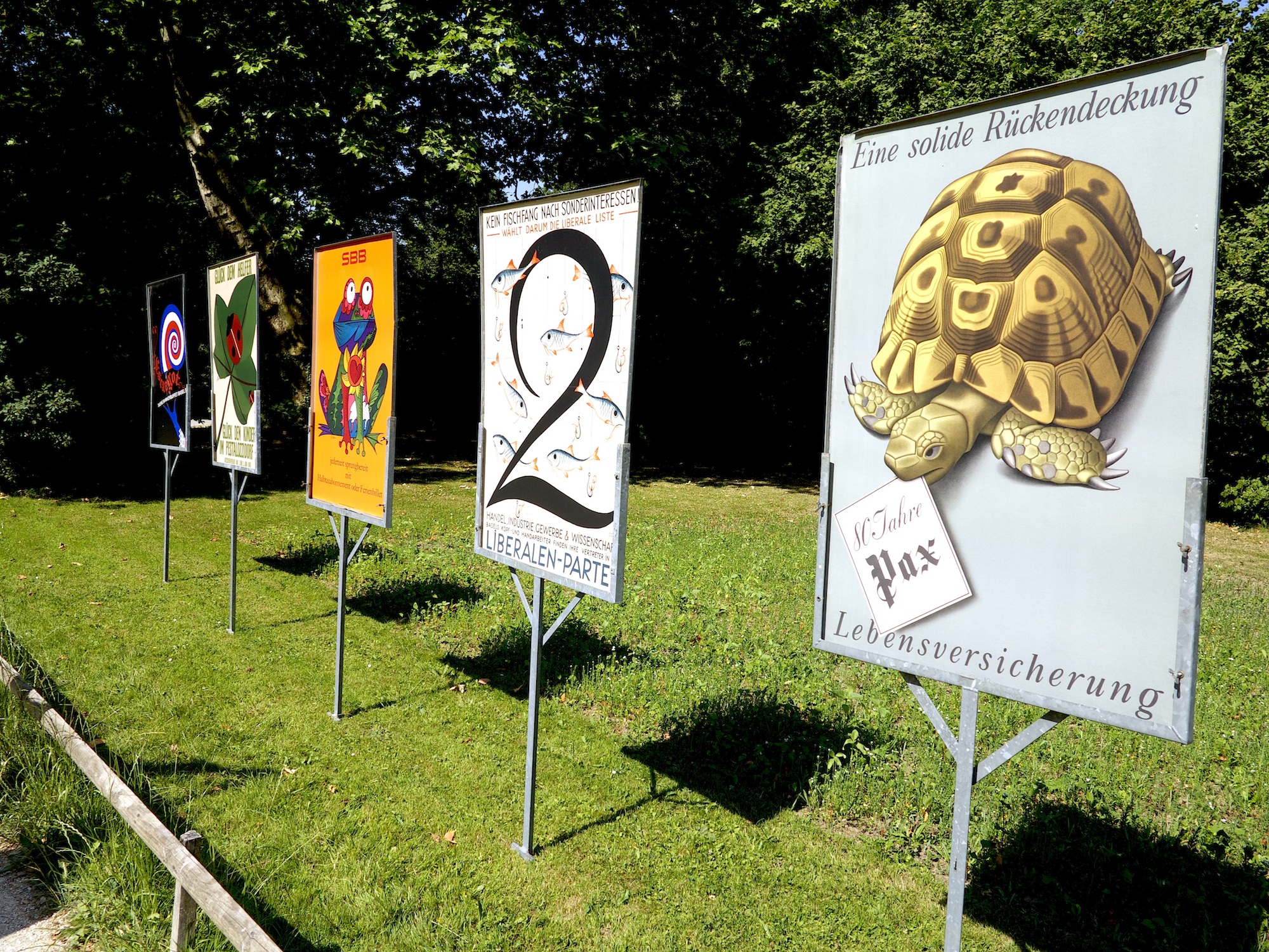 Verteilt im ganzen park werden die Plakate sein, die teilweise beinahe 100 jahre alt sind.