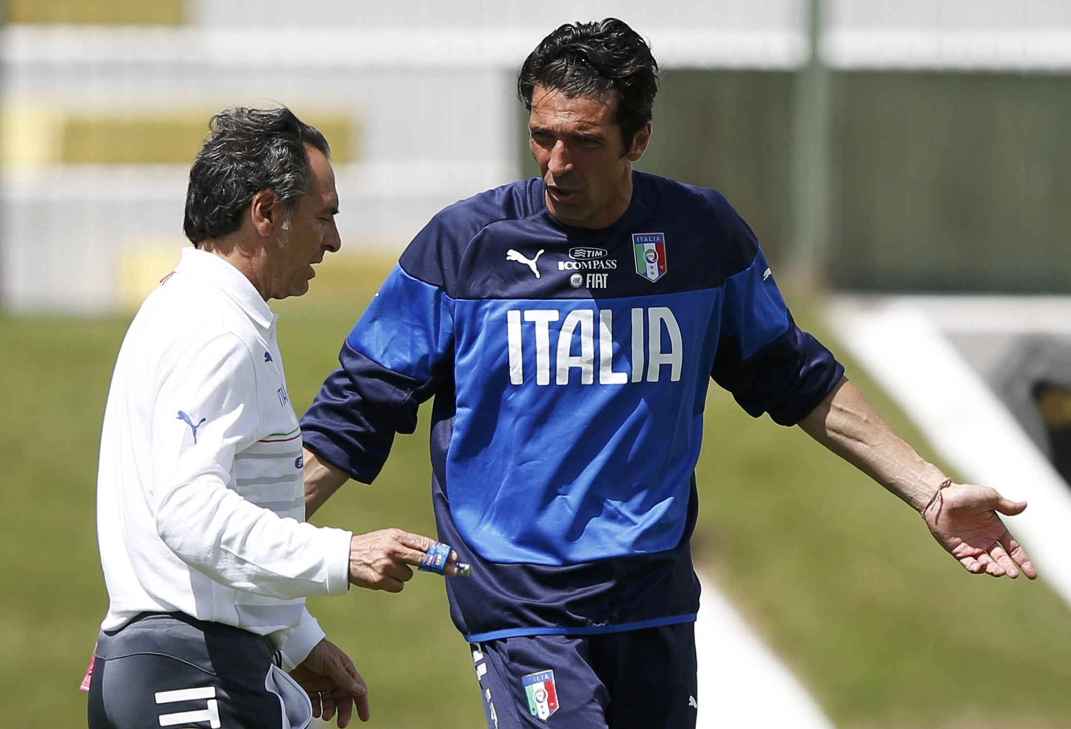 Italy's national soccer team coach Cesare Prandelli (L) talks with goalkeeper Gianluigi Buffon during a training session at the Maria Lamas Farache-Frasqueirao stadium in Natal, June 22, 2014.    REUTERS/Toru Hanai (BRAZIL  - Tags: SPORT SOCCER WORLD CUP)