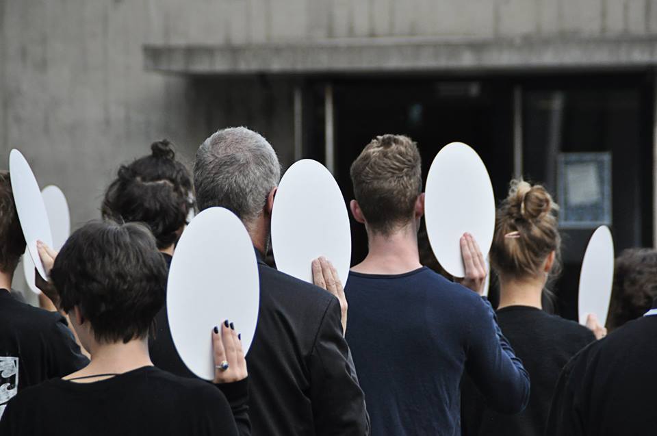 So wäre die Aktion der Kunststudenten geplant gewesen – mit weissen Tortenböden den Polizeieinsatz des Vorjahres nachstellen. (Bild: Inken Zierenberg)