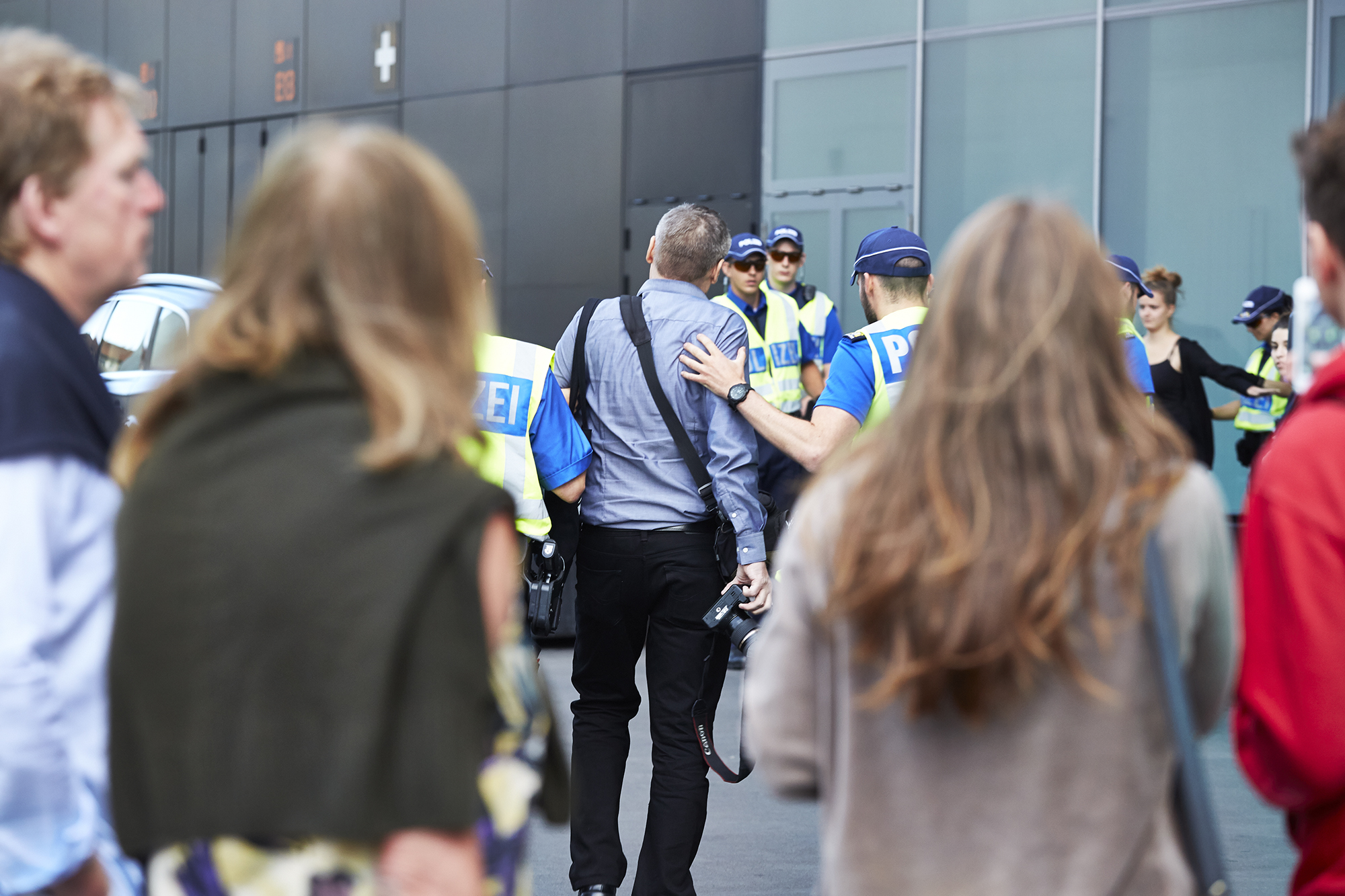 Ein Art-Besucher wird vom Messeplatz entfernt. Später in der Zelle sollte der an Klaustrophobie leidende Mann zusammenbrechen.