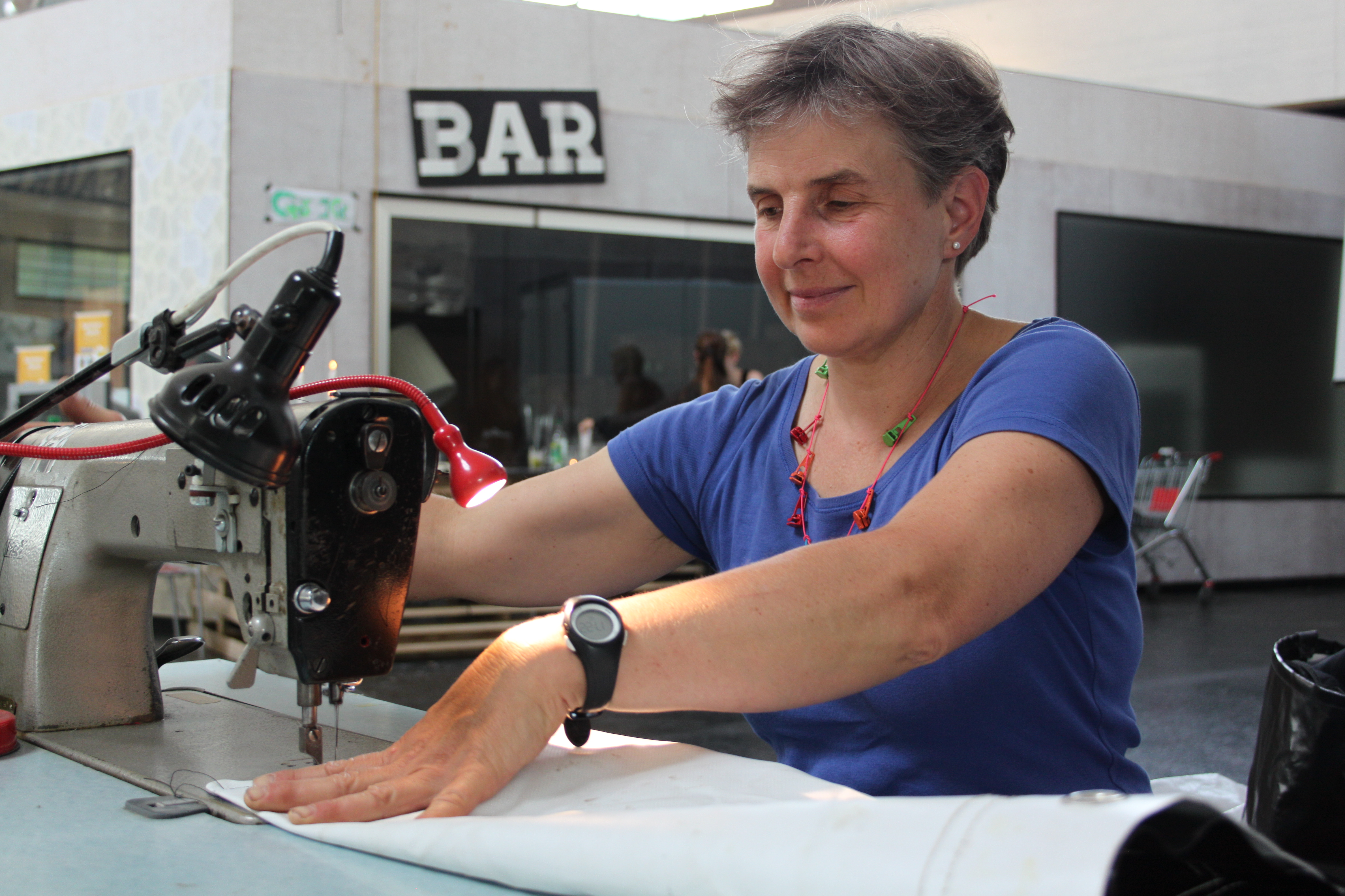 Die Initiatorin Christine Buser an ihrer alten Pfaff-Nähmaschine.