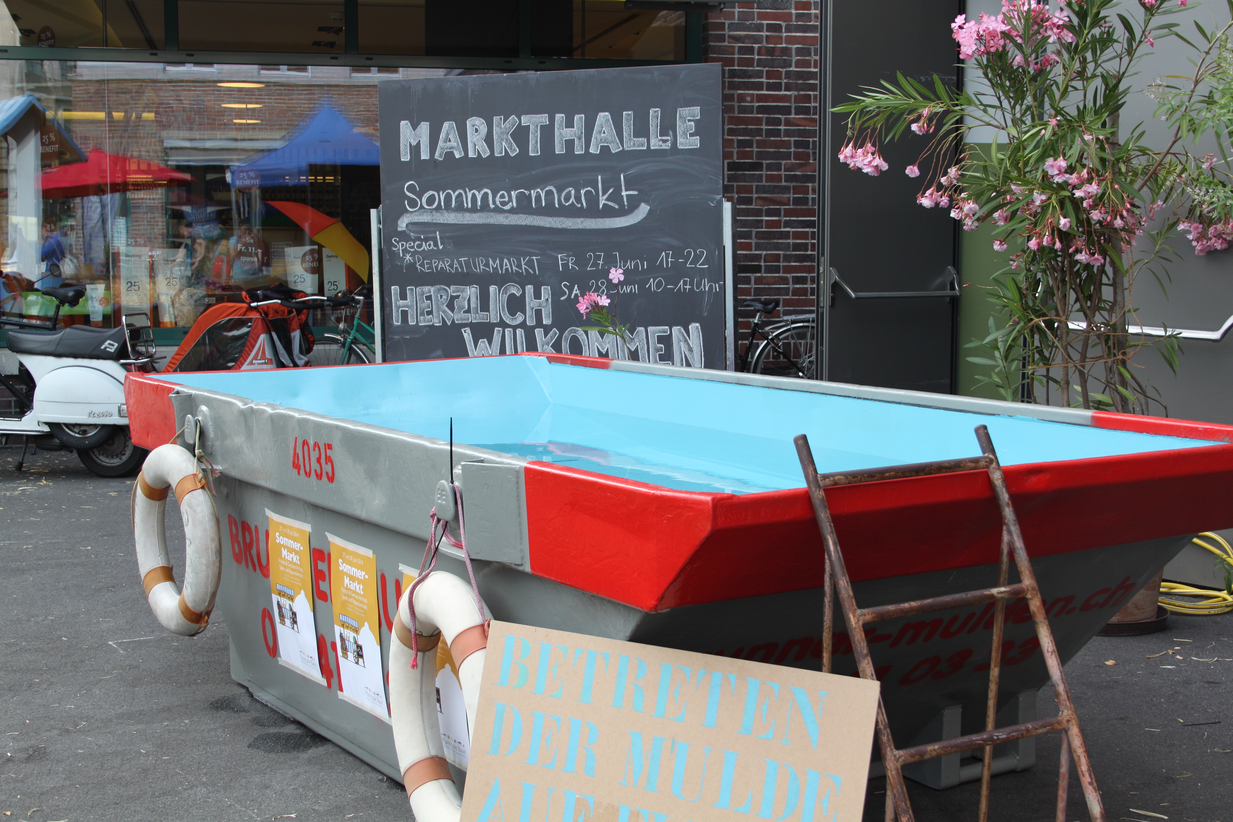 Wer am Samstag noch ein Bad nehmen will, hat auch dazu Gelegenheit. Die Organisatoren haben vor der Halle eine Mulde mit Wasser gefüllt, die als Swimmingpool dient. 