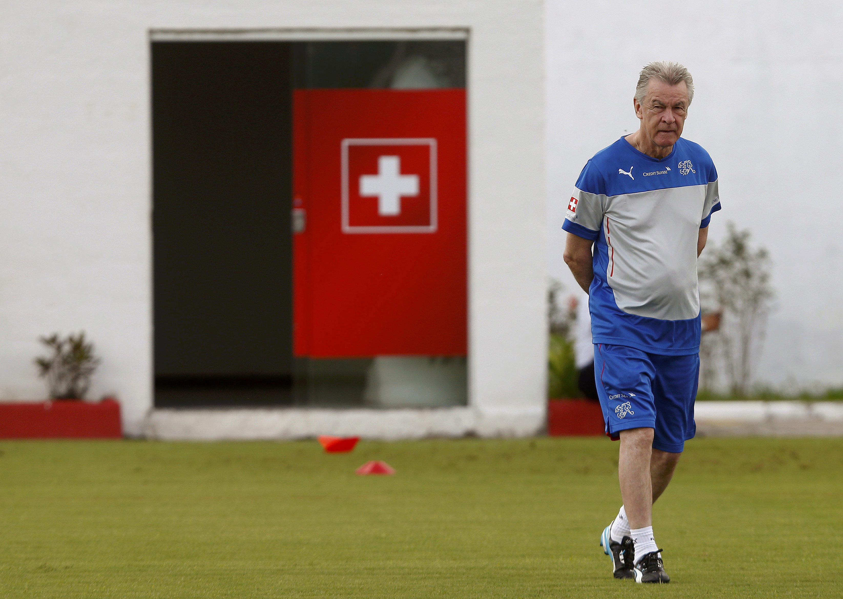 Kehrt nicht der Schweiz den Rücken, sondern nur der Nationalmannschaft: der Wahl-Engelberger Ottmar Hitzfeld. (Bild: Reuters)