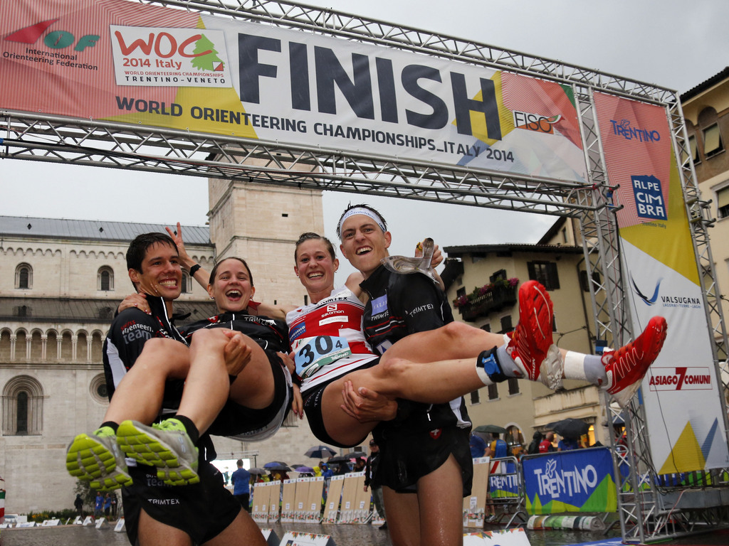 Auf Händen getragen: Die Schweizer Sprint-Staffel mit Martin Hubmann, Rahel Friederich, Judith Wyder und Matthias Kyburz (von links), Weltmeister in Trento.