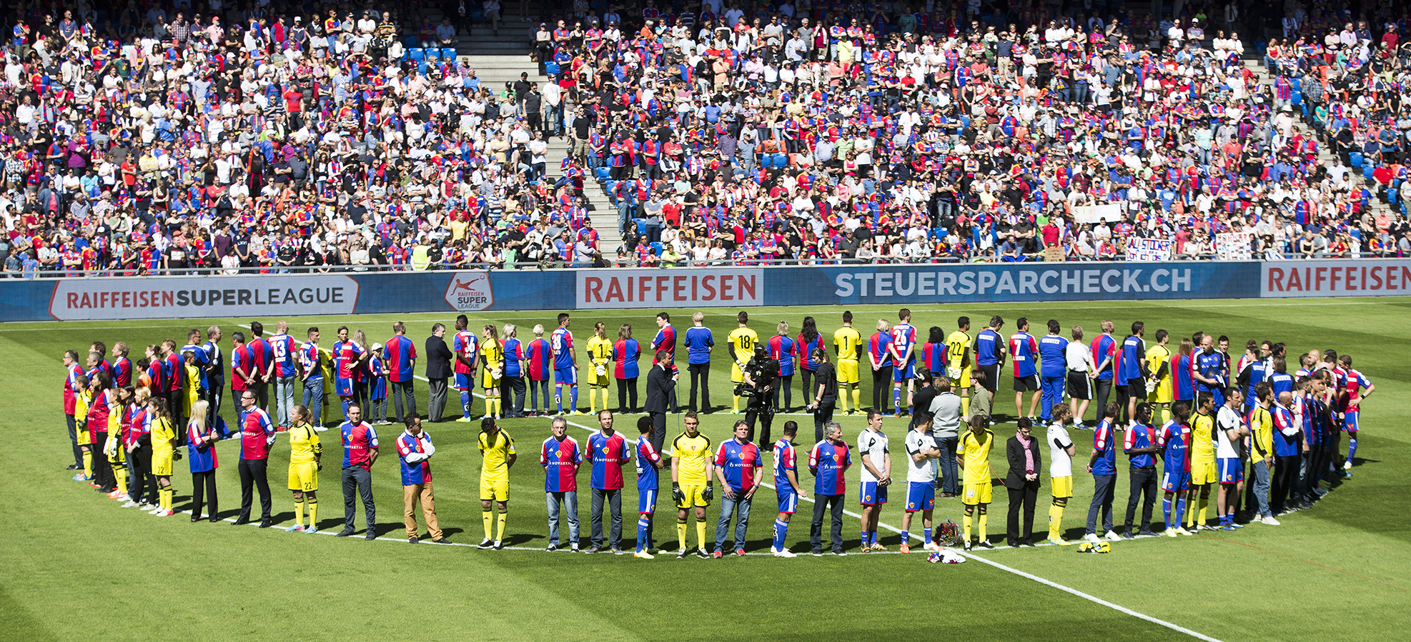 Markige Worte vor 30'000 Menschen im St.-Jakob-Park: Bernhard Heusler bei seiner Rede am 18. Mai 2014 und dem Appell an die Fans.