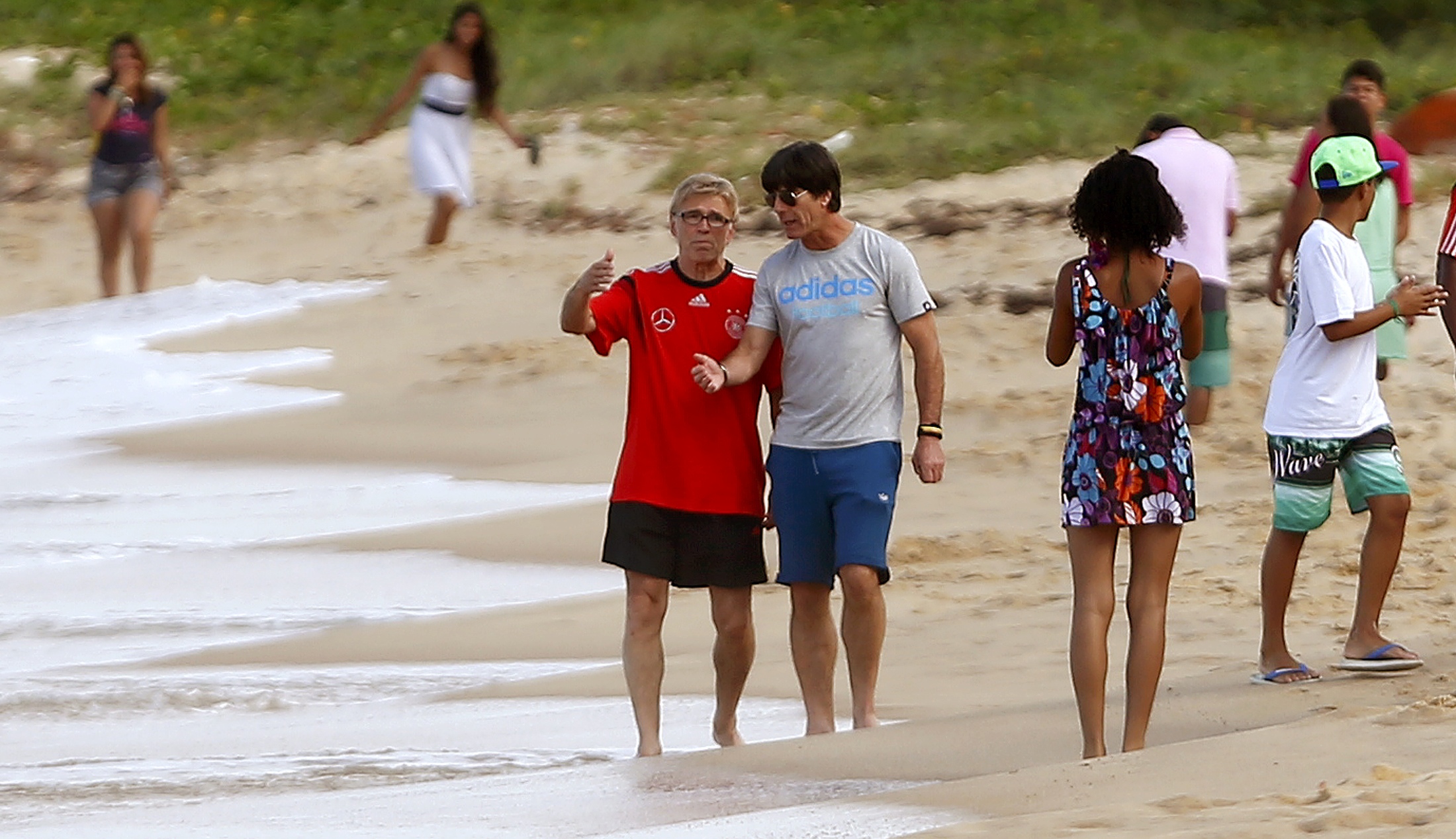 Der Bundestrainer und sein Souffleur: Joachim Löw mit Urs Siegenthaler am Strand von Santo Andre.