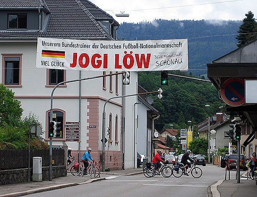 WM-Fieber in Schönau – oder halt das, was das Städtchen im Scharzwald so an Fieber zu bieten hat. 