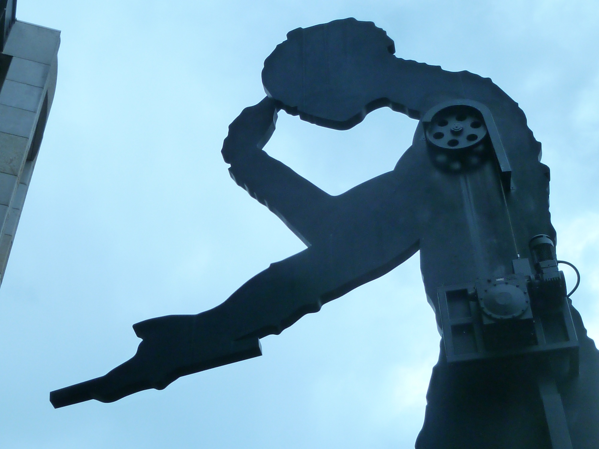 Sanfte Bewegung dank Gegengewicht und kleinem Motor: Der Arm des Hammering Man geht seit 25 Jahren stetig auf und ab.