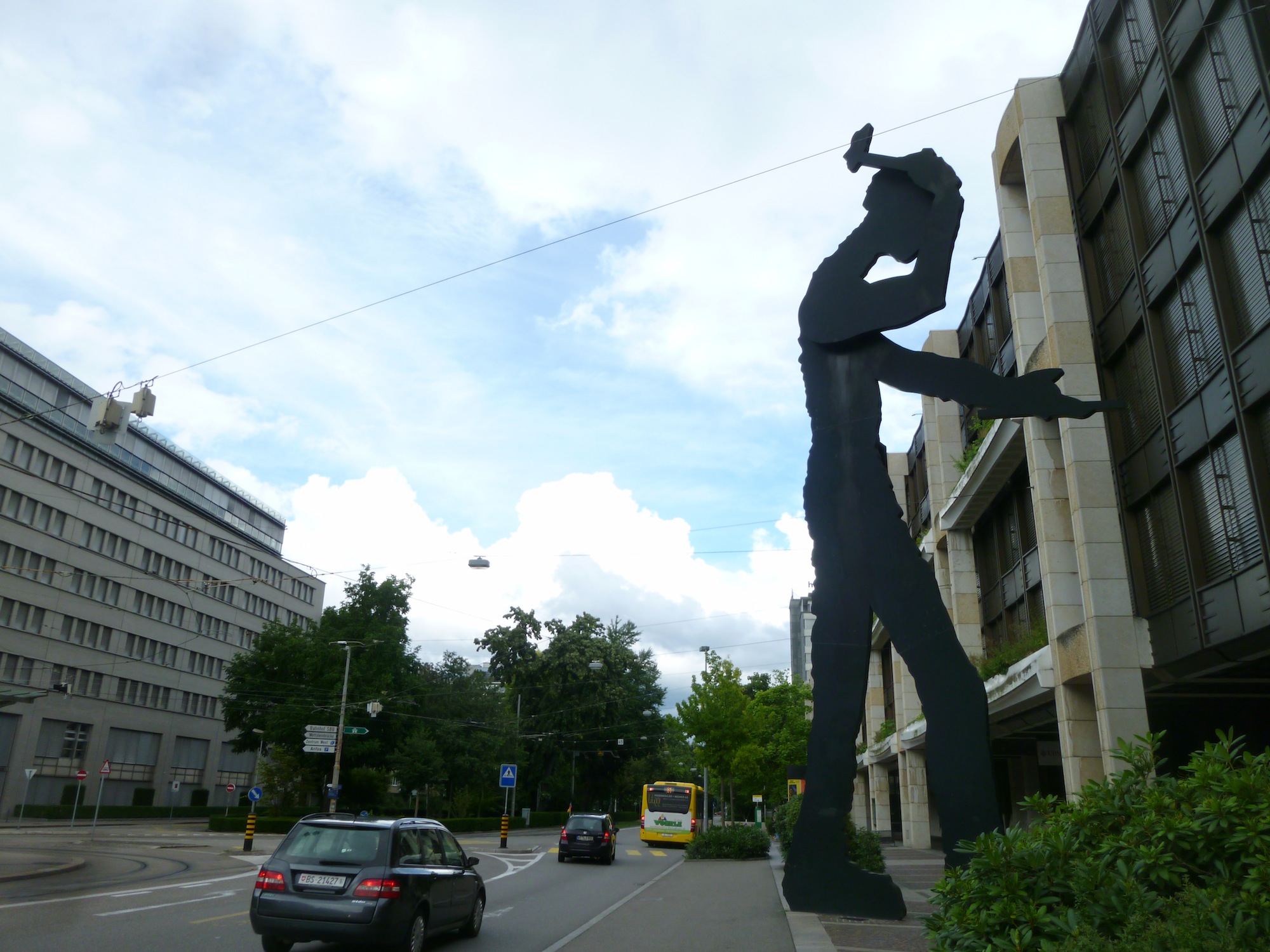 Seit 1989 Teil des Aeschenplatzes: Der Hammering Man.