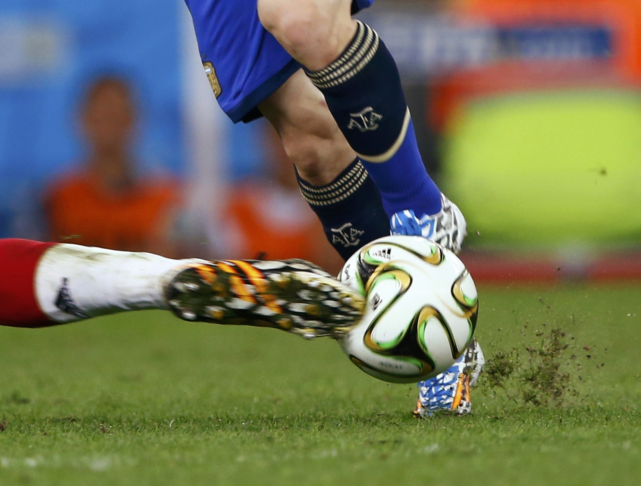 Ein deutsches Bein - hier jenes von Mats Hummels – war Lionel Messi im WM-Final immer im Weg. Und als er seine Chance doch hatte, vergab er sie. (Bild: Reuters)